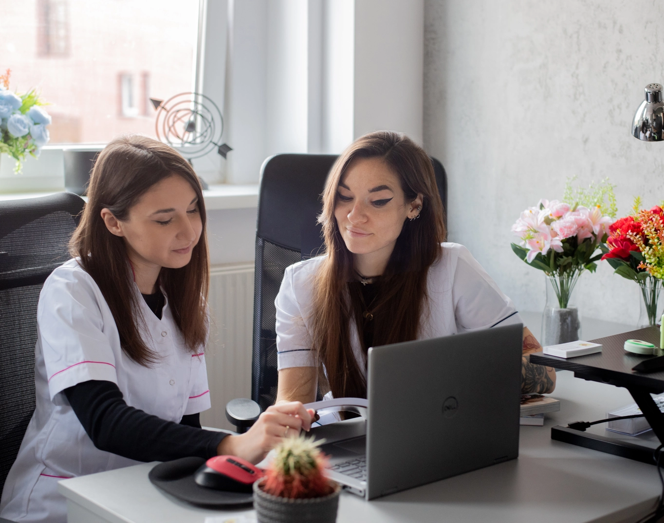 Dietetyczki omawiają plan żywieniowy przy laptopie