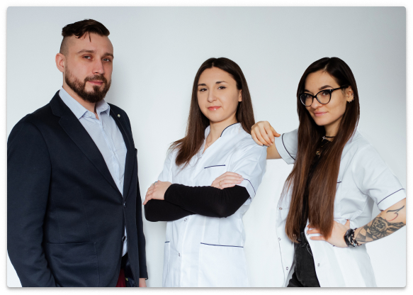 Dwóch dietetyków z zespołu Dietetycy A+ w białych fartuchach oraz ich CEO w garniturze, prezentują profesjonalizm i pewność siebie.